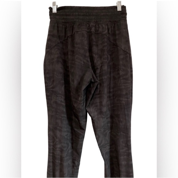 Athleta Camden Printed Athletic Jogger Pant in Black Moire - Picture 9 of 12